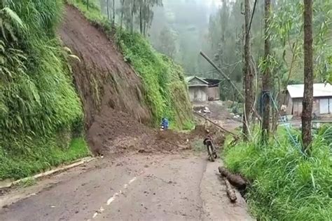 Jalur Wisata Bromo Di Tosari Dan Ngadiwono Pasuruan Diterjang Longsor