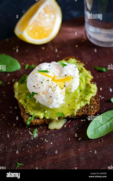 La purée d avocat et œuf poché sur pain de seigle grillé Un petit