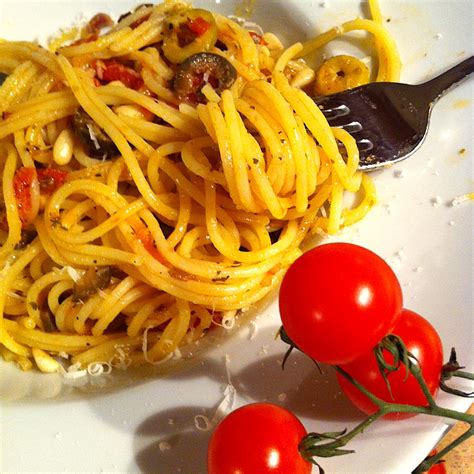 Spaghetti Mit Tomaten Oliven Sauce Glutenfrei Und Schnell Gekocht