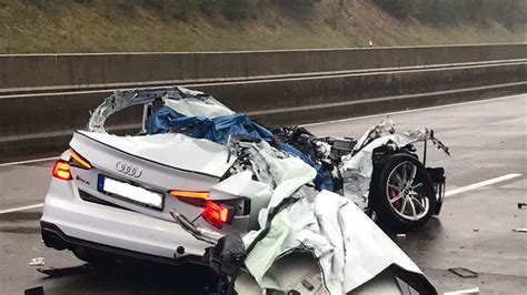 Schwerer Unfall Auf A Auto Ger T Unter Lkw Vater Und Sohn T Dlich