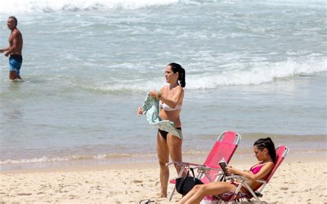 Jornalista Ana Luiza Guimar Es Curte Dia De Sol Na Praia A Filha