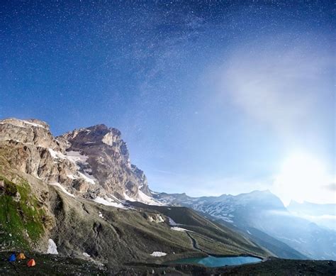 Beau Ciel étoilé Sur La Montagne Matterhorn Monte Cervino | Photo Premium