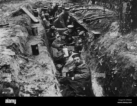 Deutsche Soldaten In Einem Sch Tzengraben An Der Westfront