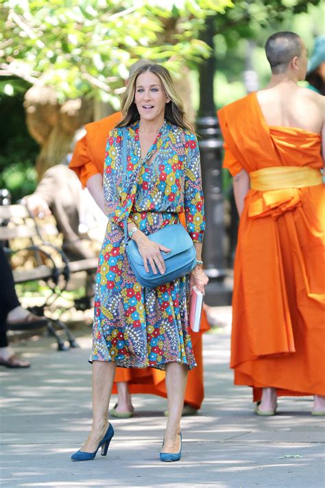 Sarah Jessica Parker En Robe Mi Longue Fleurs Et Grand Sac Main