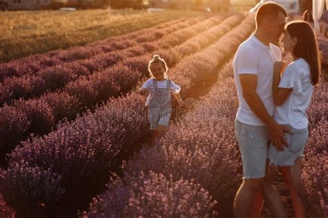 Feliz Día De La Familia Padre Joven Madre E Hija Se Están Divirtiendo