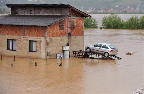 Graves Inundaciones En Serbia Y Bosnia Uno De Los Pocos Vehículos Que