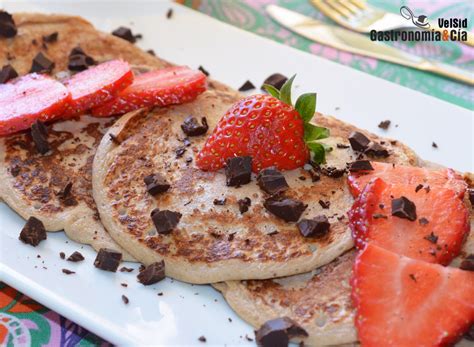 Tortitas de avena con plátano fresas y chocolate Gastronomía Cía