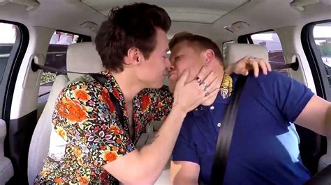 Harry Styles Besa A James Corden Youtube