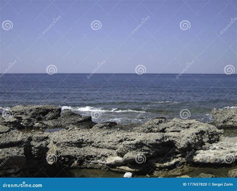 Ondas Fracas Lavam Suavemente As Pedras Deitadas No Fundo Superficial