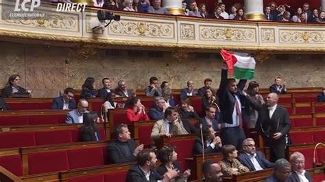 Assemblée nationale un député LFI brandit un drapeau palestinien dans