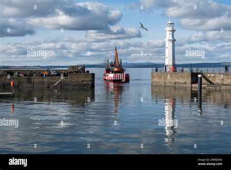 Newhaven Harbour Scotland Uk 26th February 2024 Uk Weather Wyre