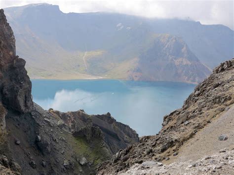 无人横图俯视室外白天旅游度假湖湖泊石头美景山山脉水长白山中国亚洲阴影光线石子影子湖面景观山峰