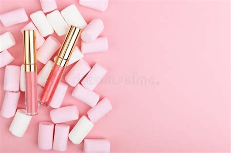 Lucidalabbra Di Pastello Rosa Sullo Sfondo Di Caramelle Accessorio Di