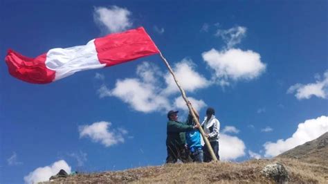 Fiestas Patrias Esta Es La Razón Por La Bandera Peruana No Siempre Lleva El Escudo Nacional