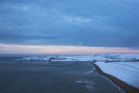 Costa De Mar De Barents Paisagem Do Inverno De Kola Peninsula Imagem De