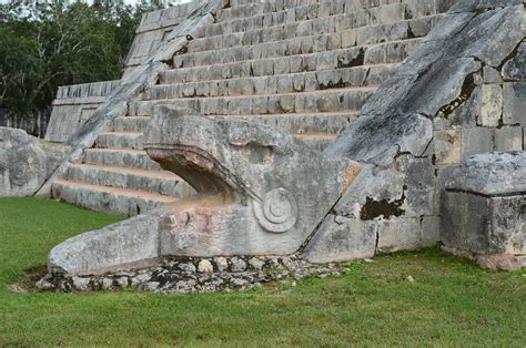 Equinoccio en Chichen Itzá Descenso de la serpiente emplumada