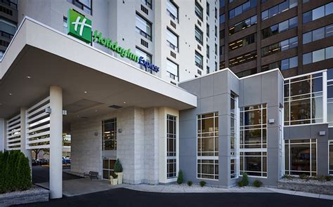 HOLIDAY INN EXPRESS WINDSOR WATERFRONT $105 ($̶1̶2̶8̶) - Prices & Hotel ...