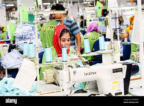 Näherinnen in der Fabrik in Dhaka arbeitet am 23 Dezember 2023 in