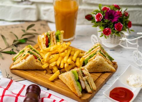 Club Sandwich Servi Avec Frites Et Boisson Gazeuse Mayonnaise Ketchup