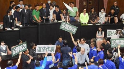 蓝营水球攻势中 台立法院通过陈菊任监察院长