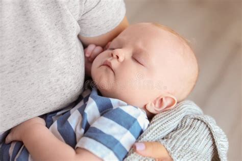 Modern Med Henne Som Sover Behandla Som Ett Barn Hemma Fotografering