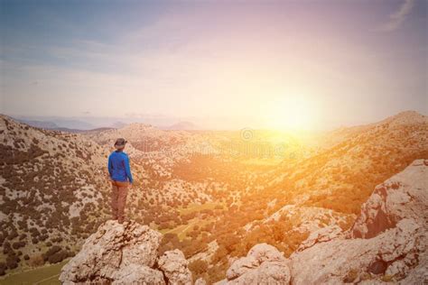 Voyageur Dhomme Regardant Le Paysage Le Coucher Du Soleil Image Stock