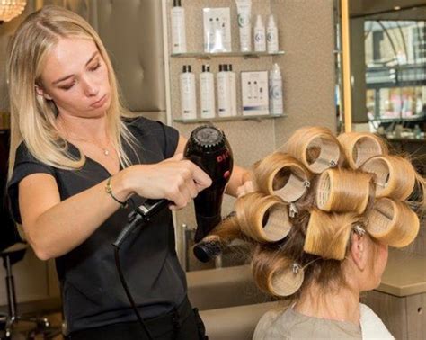 en reprenant une mise en plis au brushing le résultat de la coiffure