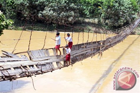 Jembatan Gantung Roboh Siswa Sd Jatuh Antara News