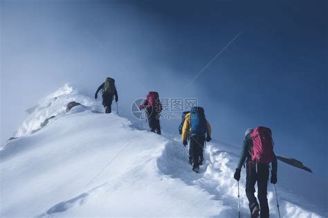 爬雪山的登山者高清图片下载 正版图片600145429 摄图网