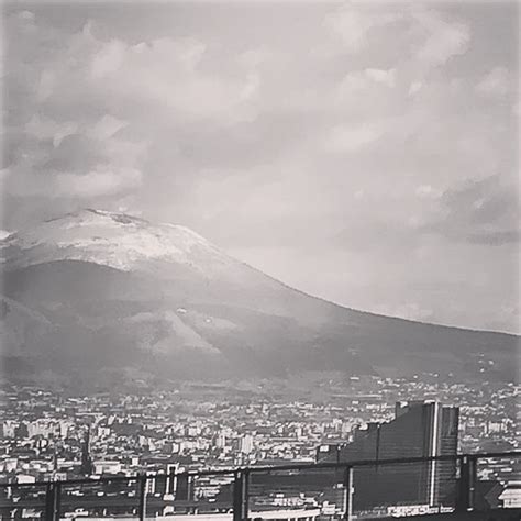 Napoli La Cima Del Vesuvio Imbiancata Dalla Neve GALLERY