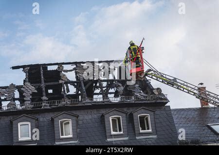 Feuerwehr bekämpft in Zeulenroda Triebes einen Dachstuhlbrand