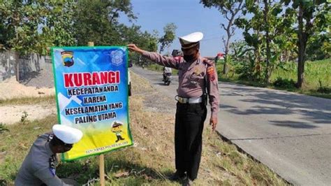 Satlantas Polres Blora Pasang Banner Imbauan Di Titik Rawan Laka Lantas