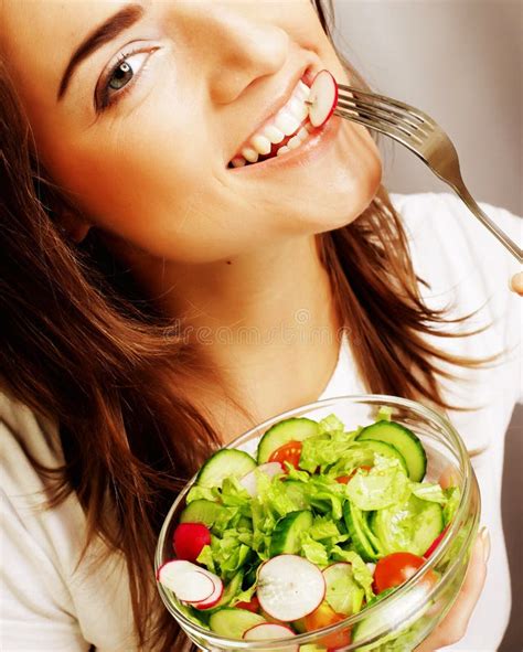 Menina Feliz Que Come A Salada Foto De Stock Imagem De Fresco Alface