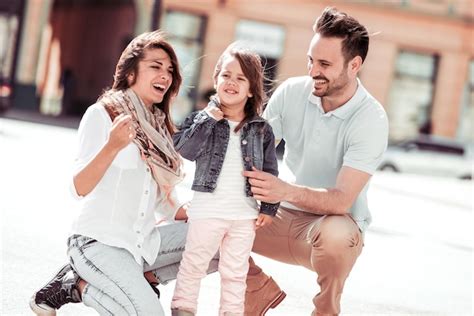 Retrato de familia feliz divirtiéndose juntos Foto Premium