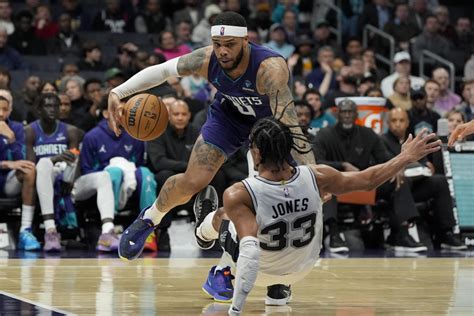 Ball Luce En 4to Periodo Hornets Se Imponen A Spurs Y Cortan Racha De