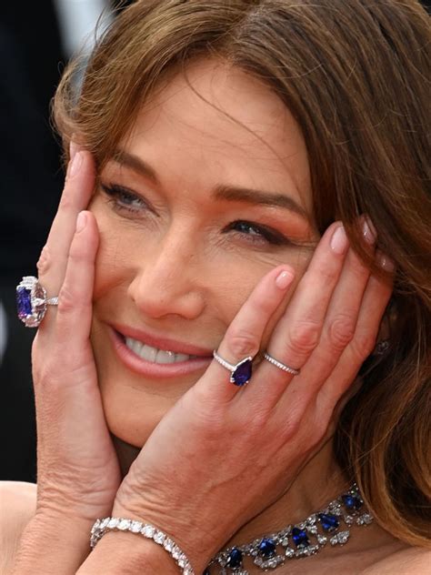 Carla Bruni 55 ans moulée dans un pantalon en cuir Lancien