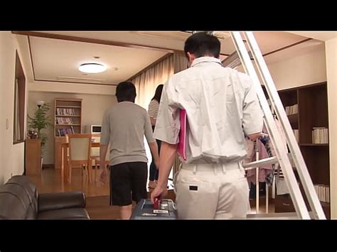 旦那が近くにいるのに突然背後からねっとり乳揉みされて抵抗するも快楽には勝てずに言いなりに発情した女は自ら腰を振って何度もイキまくり最後は連続中出しパート XVIDEOS