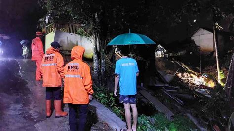 Warkop Pinggir Tebing Di Kota Banjar Ambruk Saat Hujan Mengguyur