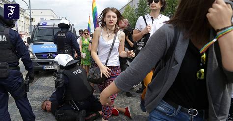 Polen Hooligans Bewerfen Gay Pride Parade Mit Steinen