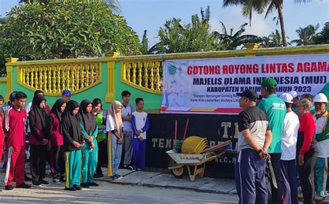 Gotong Royong Lintas Agama MUI Karimun Di Pekuburan TPU Baran