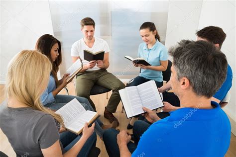 Amigos Leyendo La Biblia Fotografía De Stock © Andreypopov 66382573