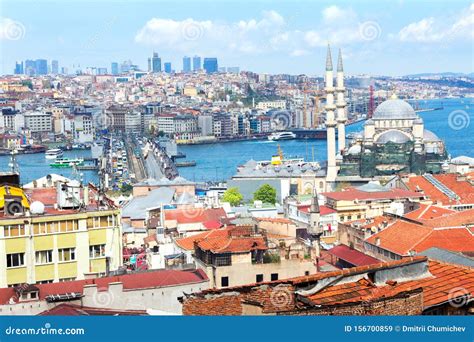 Una Amplia Vista PanorÃmica De La Nueva Y Antigua Ciudad De Estambul