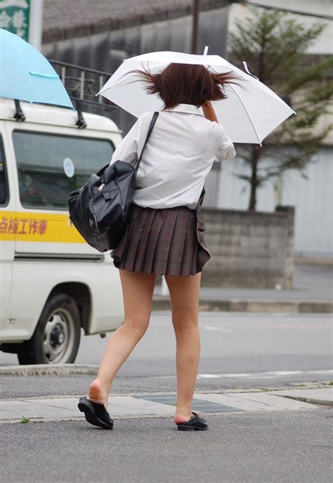 【画像】強風でスカートが思いっきりめくれちゃってる女子高生ww プロ野球まとめnews