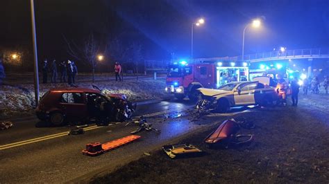 Wypadek W Kaliszu Czo Owe Zderzenie Aut Na Ulicy Pi Sudskiego Cztery