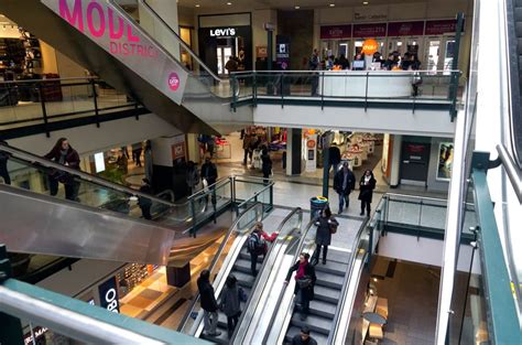 The Montreal Eaton Centre Le Centre Eaton de Montréal The Montreal