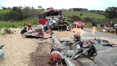 Acidente Envolvendo Duas Carretas E Uma Camionete Deixa Dois Mortos Na