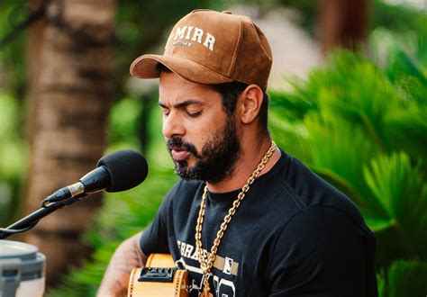 João Carreiro cantor de 41 anos morre durante operação