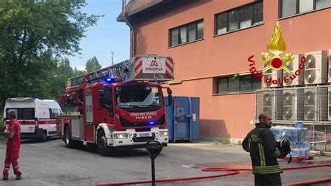 San Donato Incendio Al Magazzino Del Supermercato Lidl Intervengono