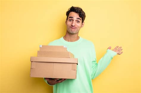 Hombre Guapo Joven Que Se Siente Perplejo Y Confundido Y Que Duda De