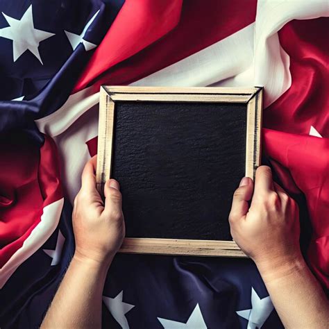 Manos Sosteniendo Una Pizarra Sobre Una Bandera Americana Roja Blanca